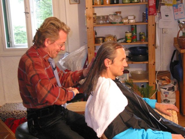 Coiffeur Moritz in Aktion: Samuel mit langer Haarpracht...